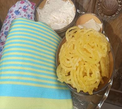 Ритуал Есфанд у Мејбоду, слатки поклон за младенце