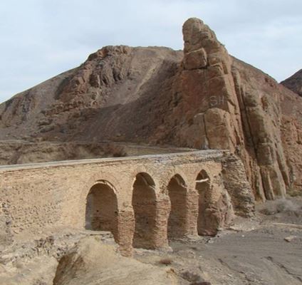 Мост Харанек Аквадукт, једини традиционални мост за пренос воде у Ирану