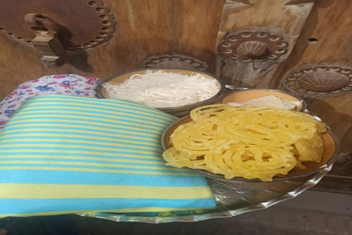 Ритуал Есфанд у Мејбоду, слатки поклон за младенце